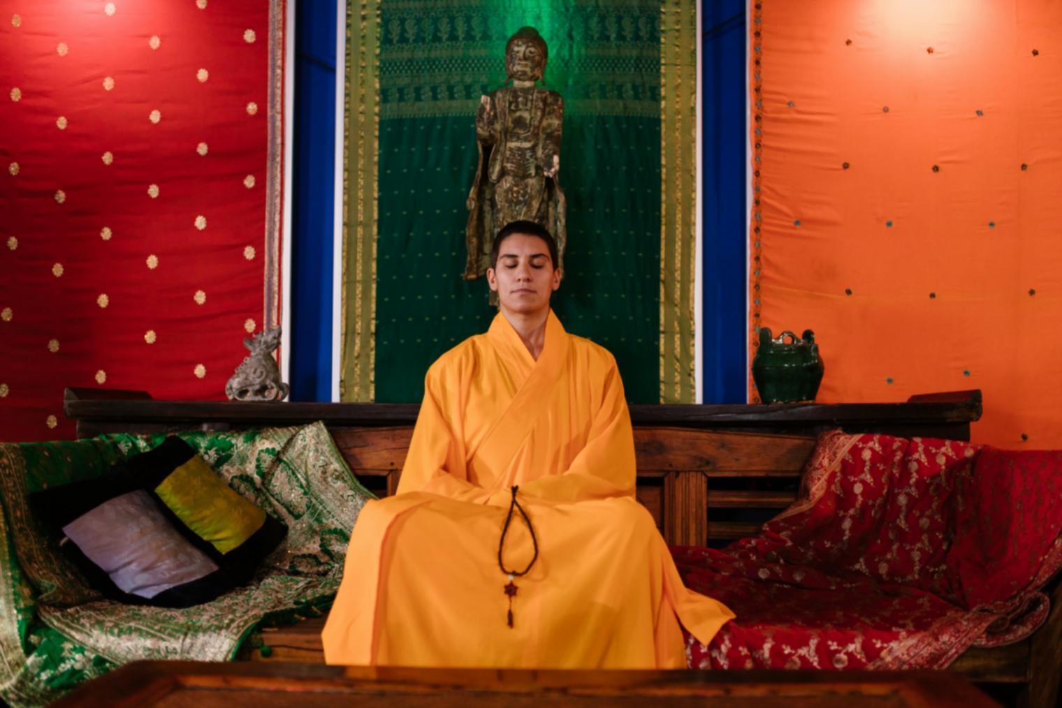 Ambiente tranquillo per la pratica yoga rigenerativa